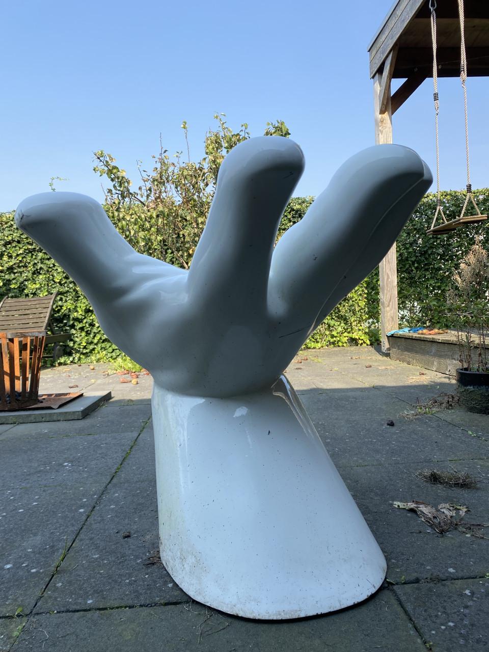Wit beeld van grote hand