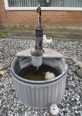 Leuke Water ornament (vat met waterpomp)