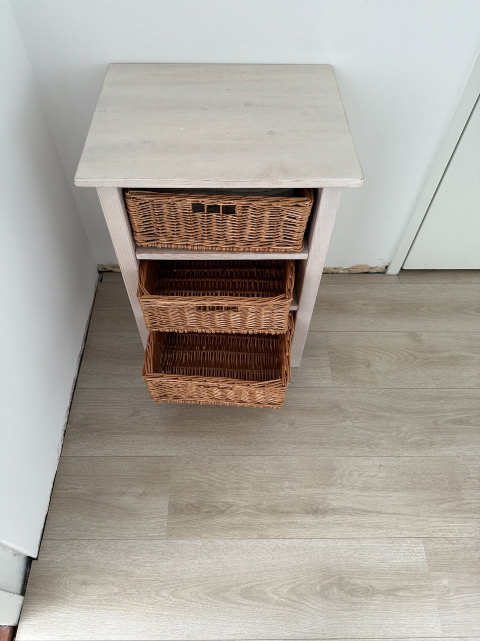 Houten kastje met drie rieten manden