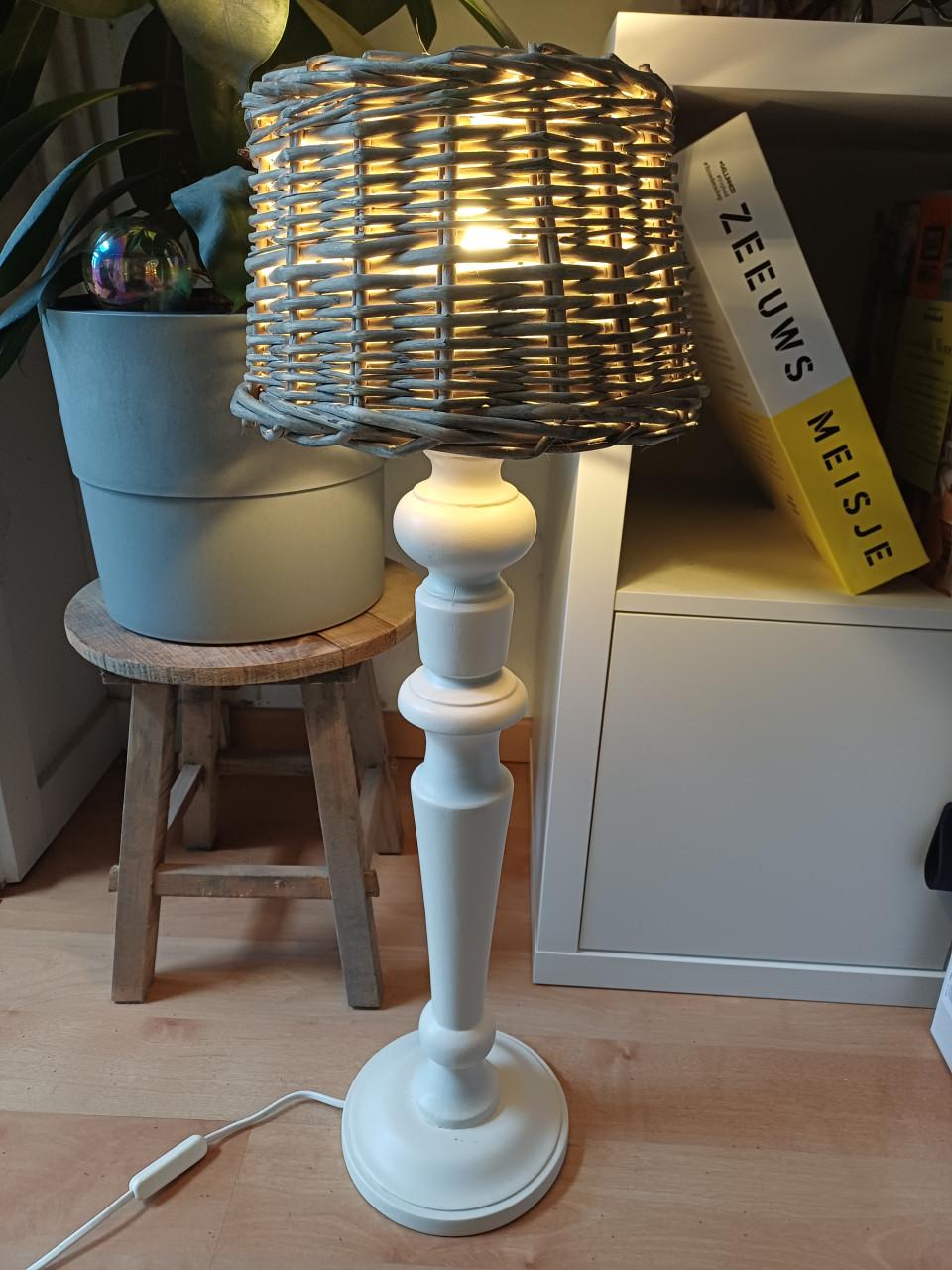 Supermooie hoge, landelijke TAFELLAMP met RIETEN kap!