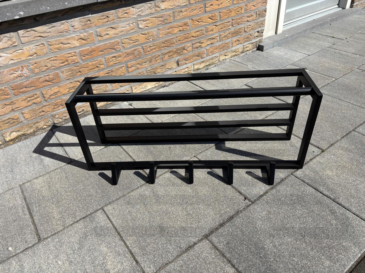 Zwarte metalen wand kapstok