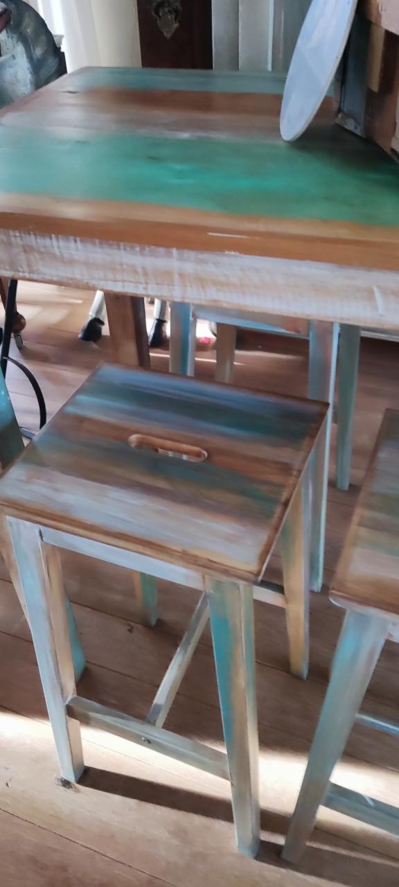 Beach-look mango/acacia bartafel met 4 idem barkrukken