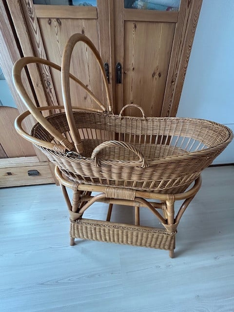 Mooi grote rieten / rotan baby wieg,