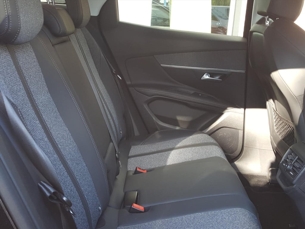 Peugeot 3008 1.2pt 130pk allure trekhaak | navi | apple carplay & android a