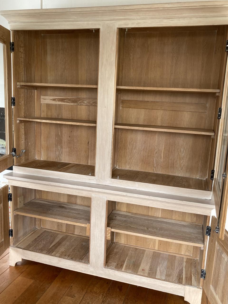 Degelijke houten kast met veel opbergruimte