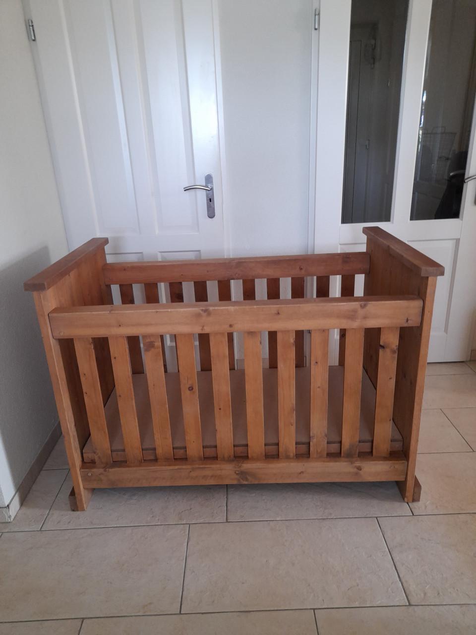 Super stevig massief houten ledikantje (in goede nette staat)