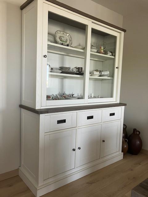 Kast, tafel met vier stoelen
