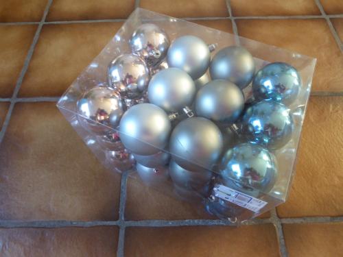 Kerstballen 4 kleuren x 9 stuks. 36 totaal, niet van glas. Nieuw.
