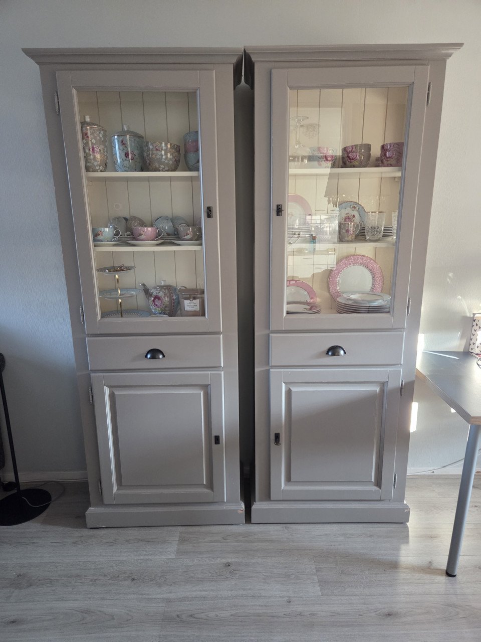 2 mooie lichtgrijze buffetkasten