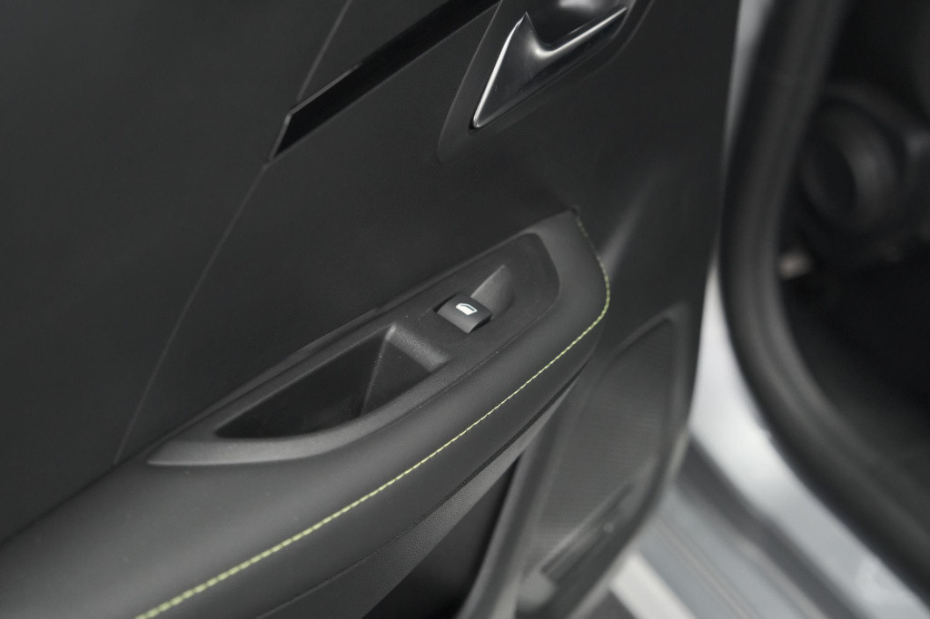 Peugeot 208 puretech 100 gt | camera | navigatie | apple carplay | parkeers