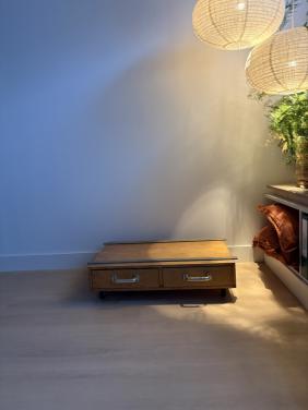 Verschillende kisten en bijzettafels