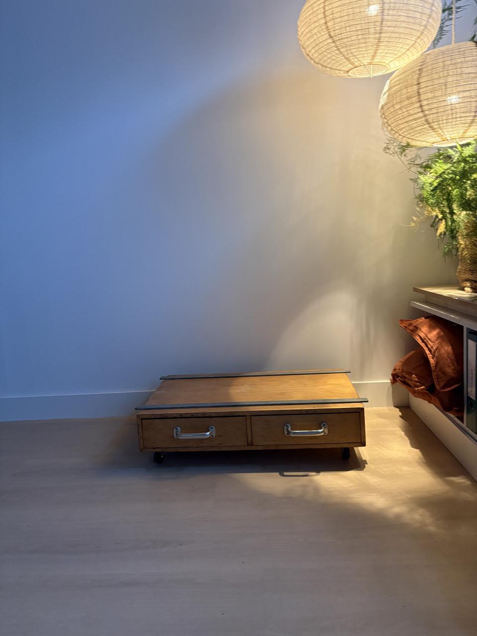 Verschillende kisten en bijzettafels