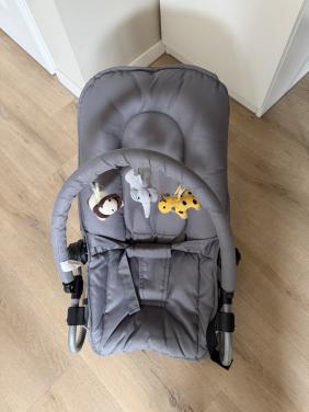 Grijze wipstoel met speelboog Prenatal