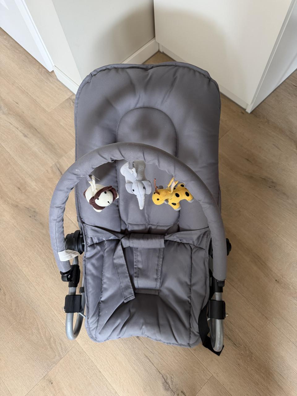 Grijze wipstoel met speelboog Prenatal