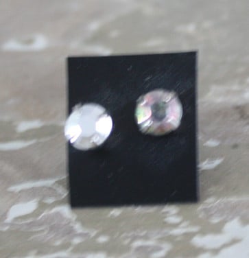 Nieuwe oorbellen met wit steentje