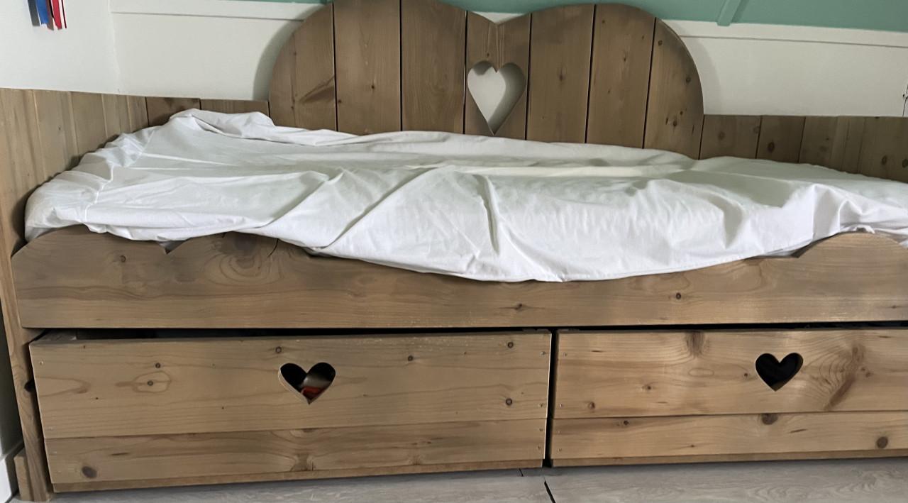 Te koop mooi steigerhouten bed met opberglades