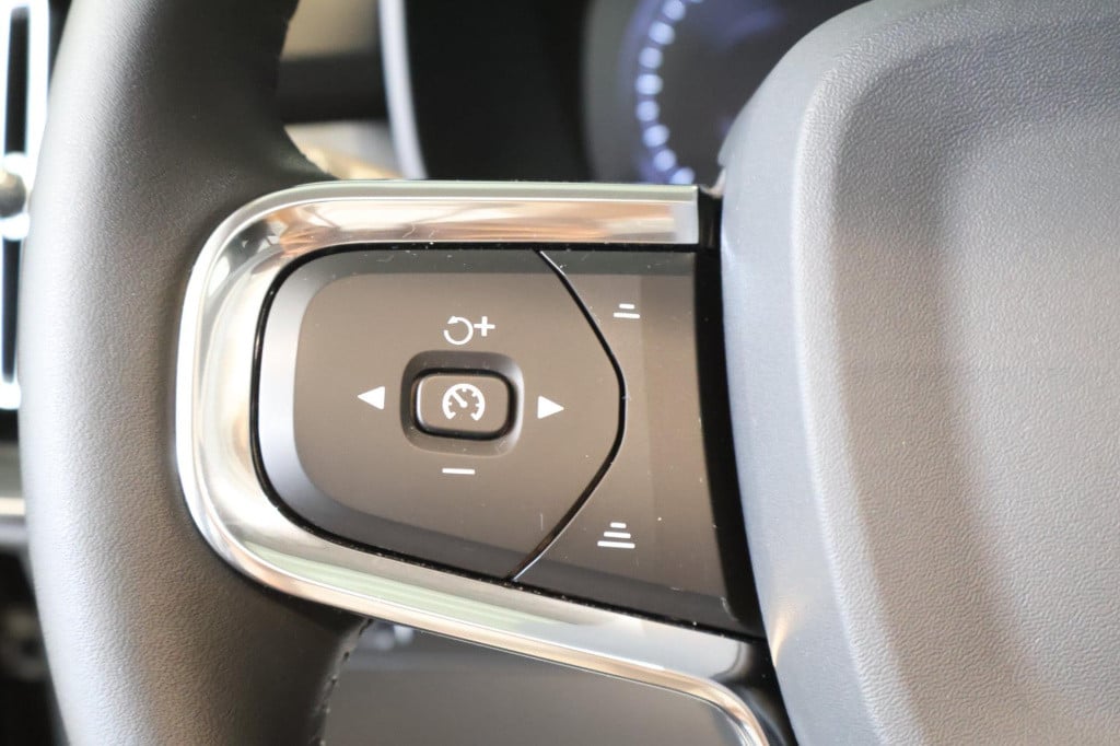 Volvo XC40 1.5 t3 momentum pro nl auto, panoramadak, el kofferklep, carplay