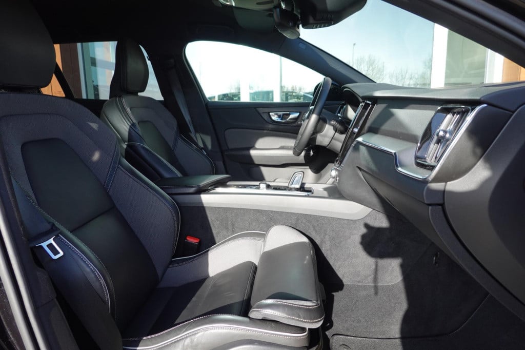Volvo V60 2.0 b4 r-design