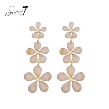 Oorbellen met drie bloemen in Beige tinten