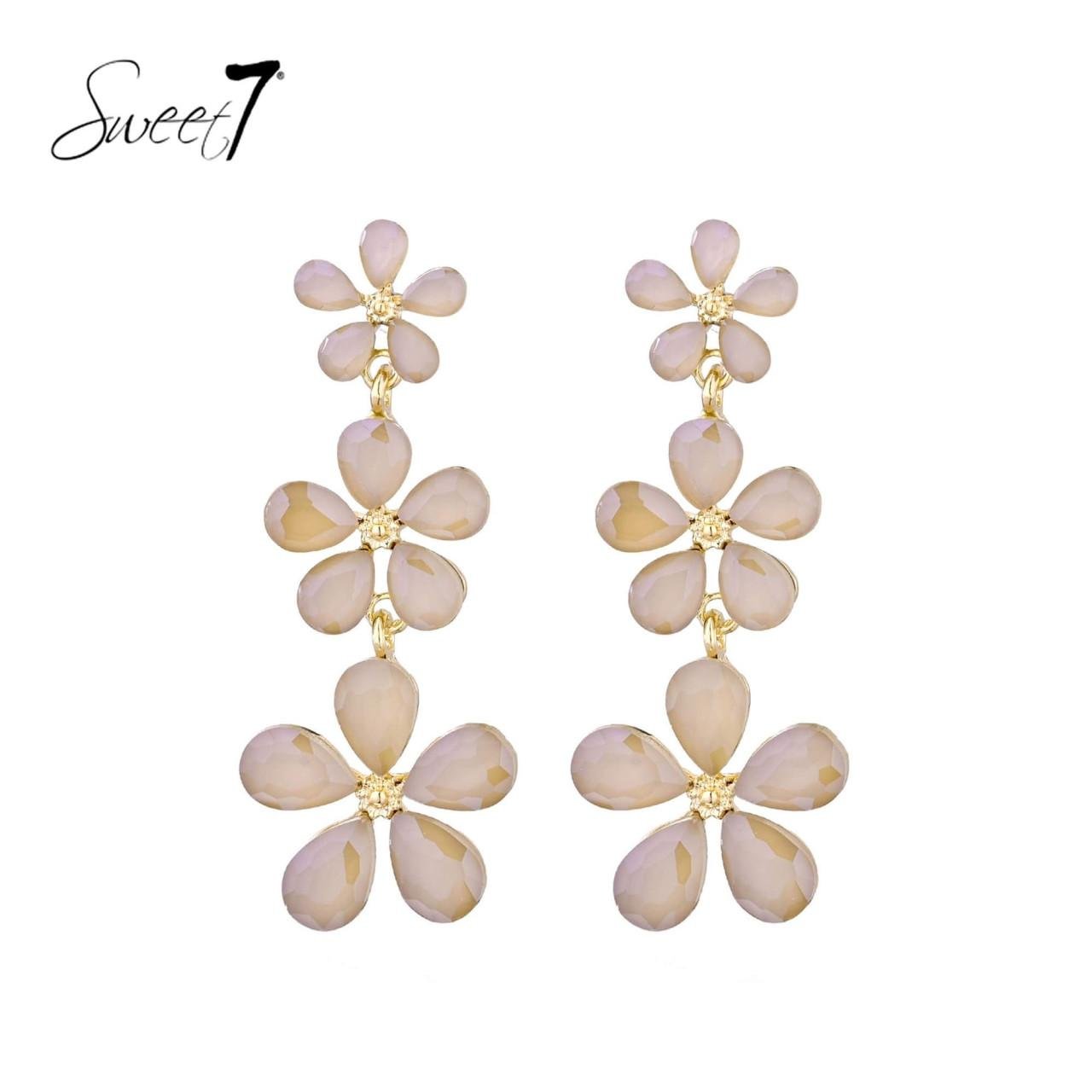 Oorbellen met drie bloemen in Beige tinten