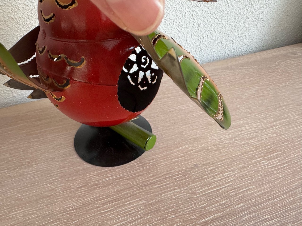 Handgemaakte, kleurrijke uil van gerecycled blik