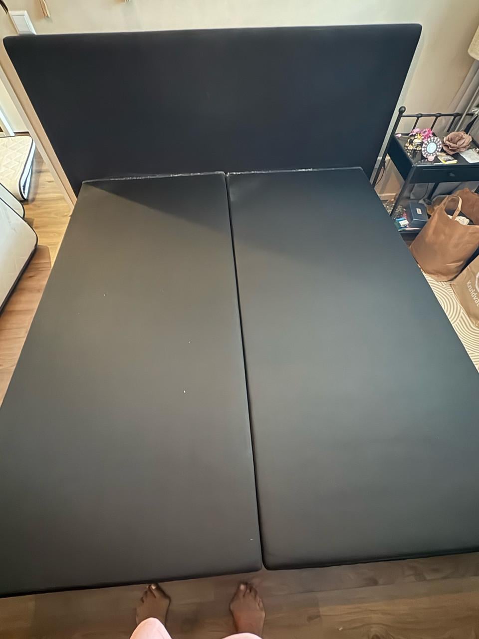 Grote zwarte boxspring met 2 aparte bedden.(Exclusief matrassen).
