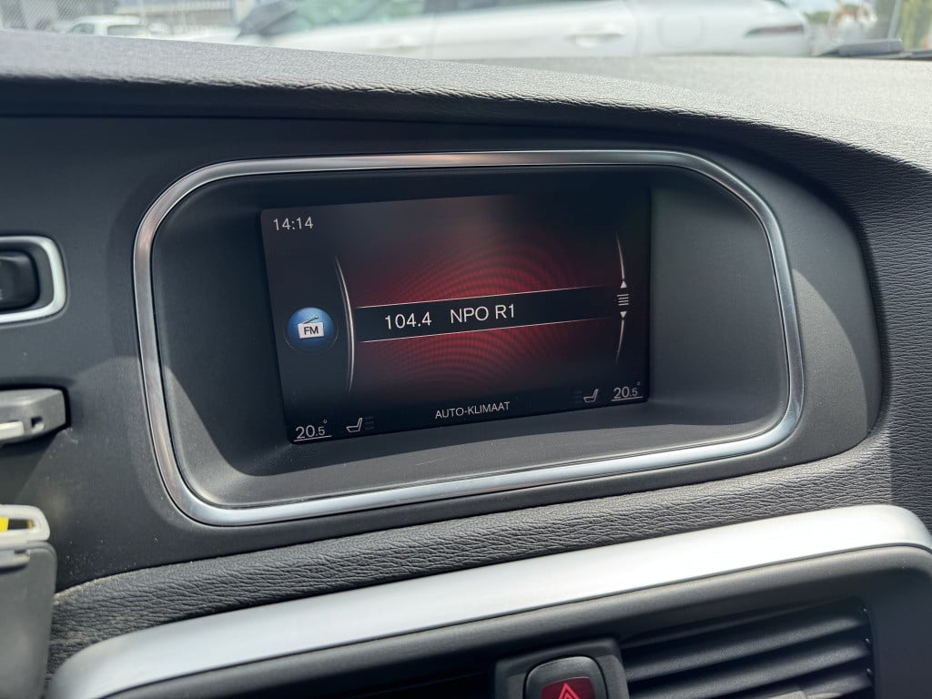 Volvo V40 2.0 t4 business sport r-design 190pk | navigatie | trekhaak afnb