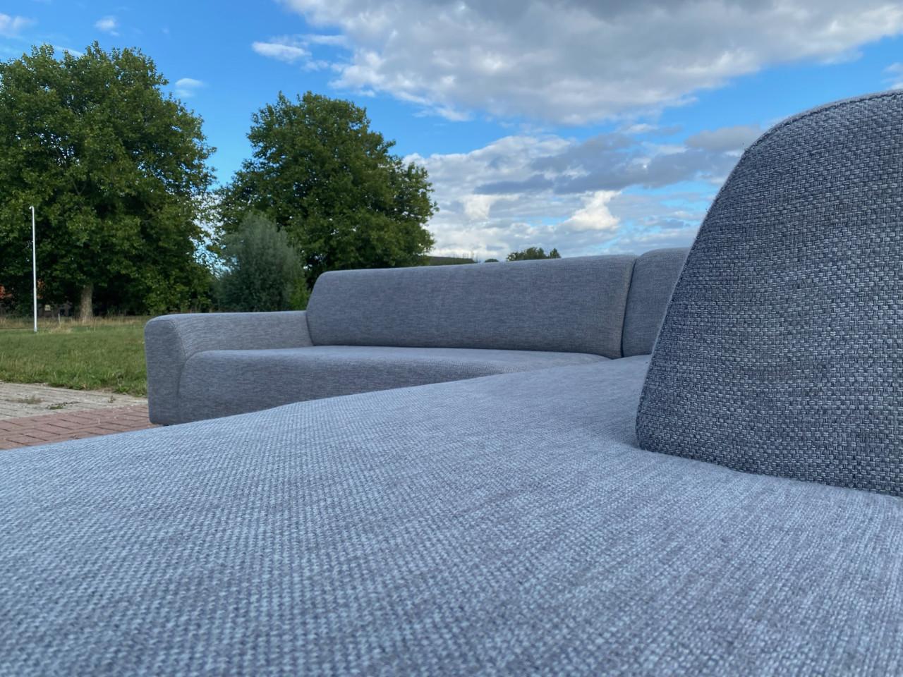Moderne grijze stoffen hoekbank–Diep comfort–Ruime lounge–Gratis levering