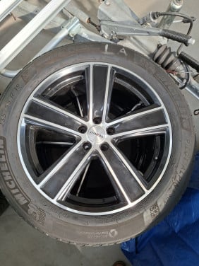 Lichtmetalen velgen Volvo XC90 met winterbanden