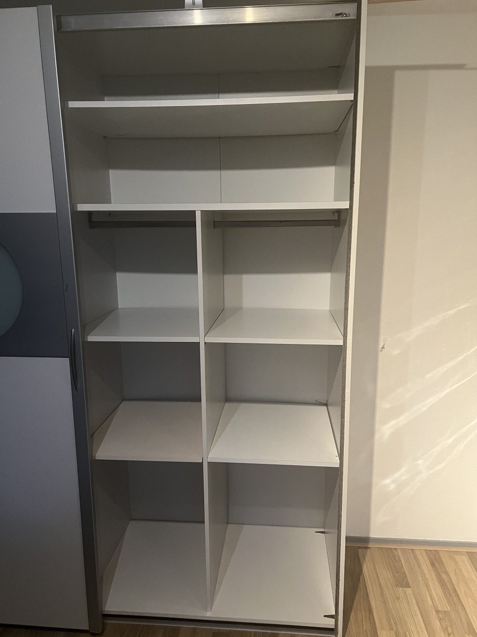 Mooie kledingkast met schuifdeuren [GRATIS]