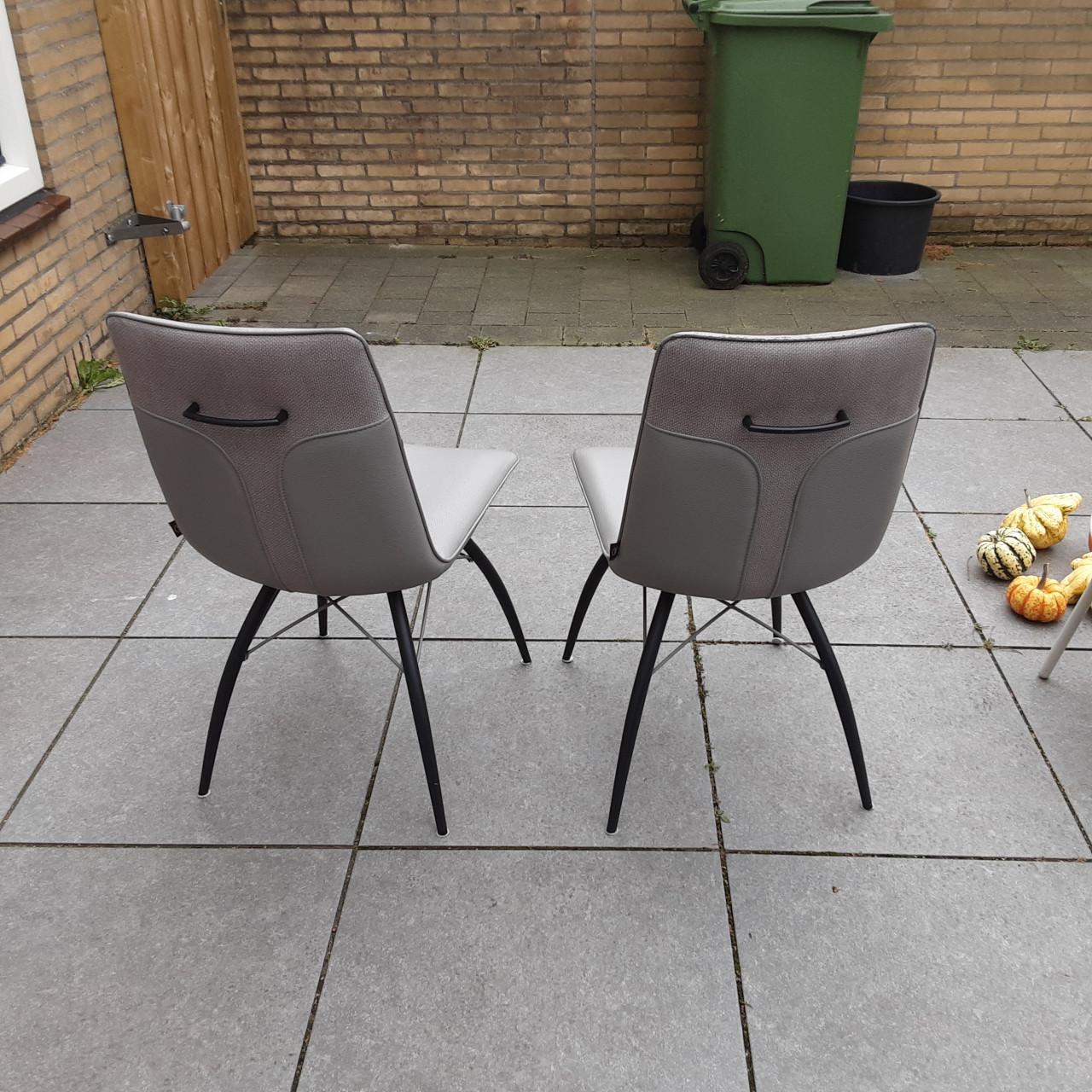 Twee eetkamerstoelen  € 20 per stuk