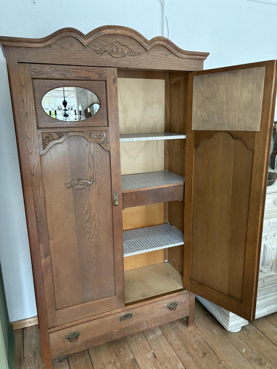 Oude kast met 2 deuren en spiegeltjes