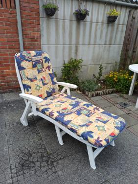 Ligbed met extra dik kussen