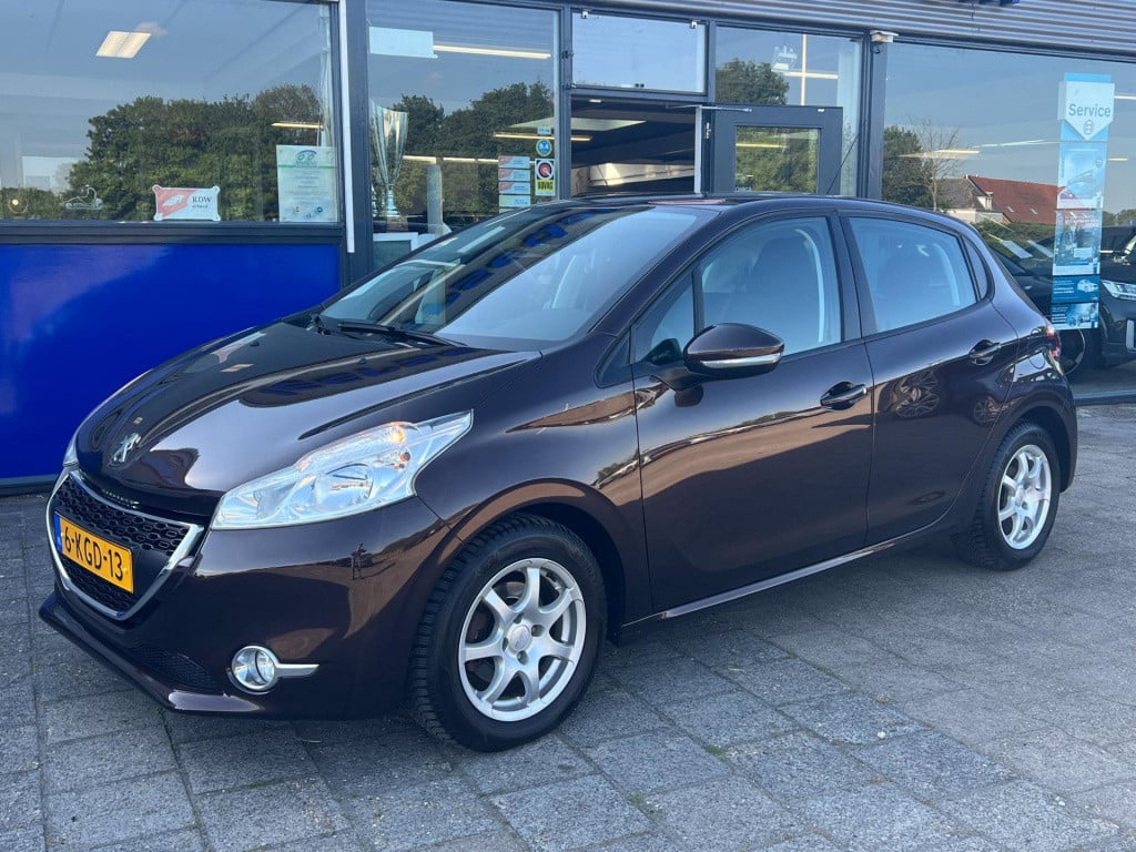 Peugeot 208 1.2 vti envy, navi, trekhaak enz...