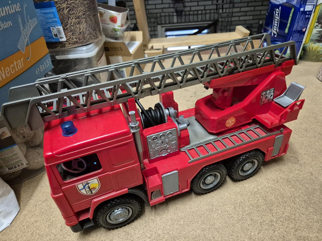 BRUDER  hijskraan en brandweerauto