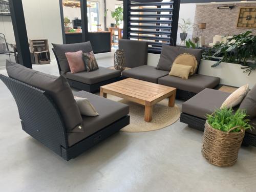 Loungeset zwart met kussens en 3 tafels.