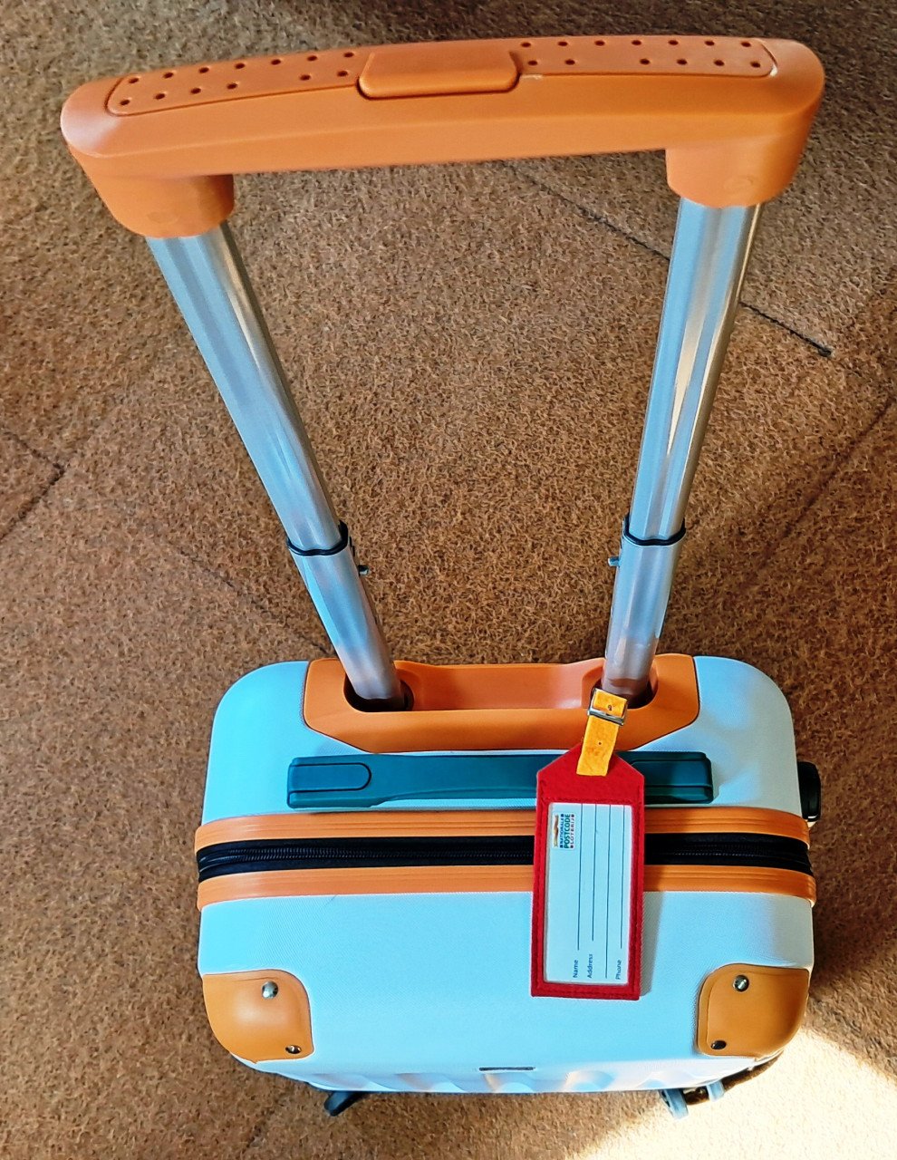 2 nieuwe compacte rolkoffers