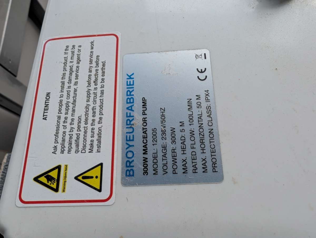 Nooddouche met boiler en pomp