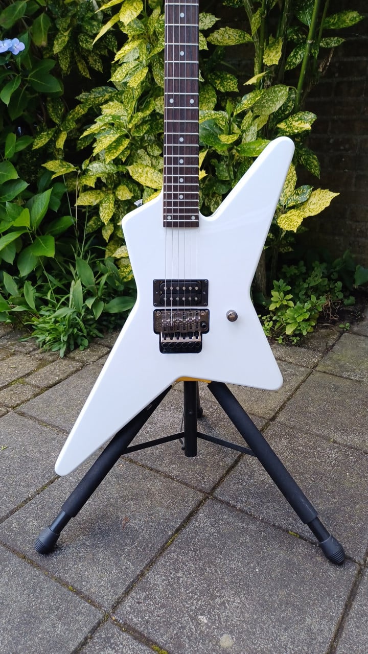 Charvel Star in Snow White met koffer