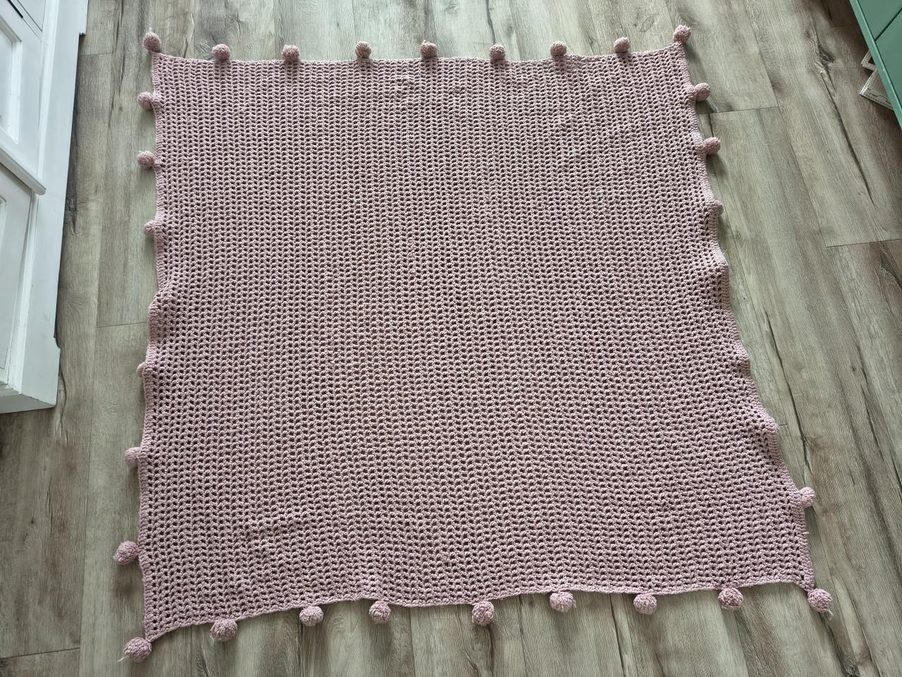 Prachtige handgemaakte oudroze deken met bolletjes, 120x130.