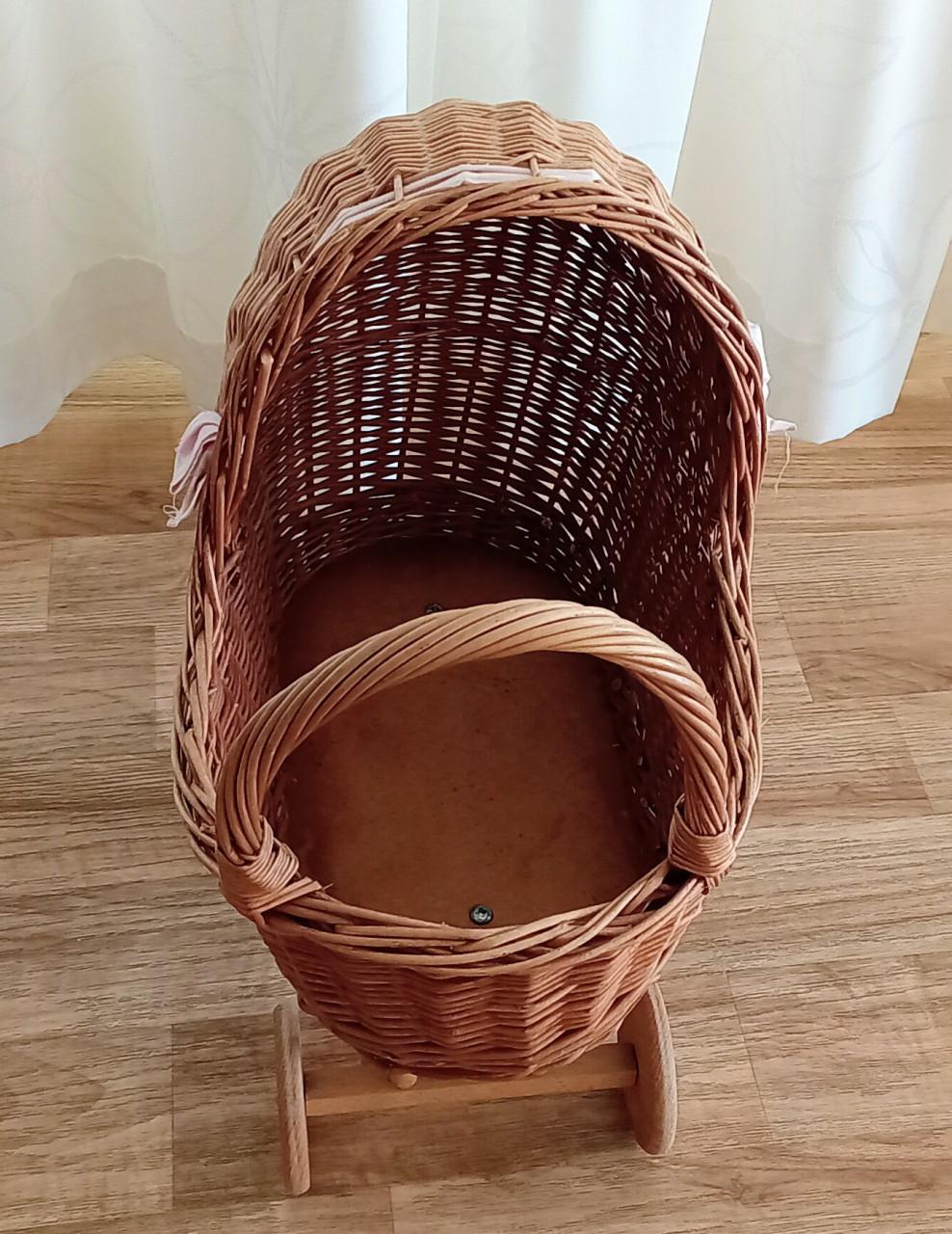 Leuk poppenwagentje van riet met houten wieltjes