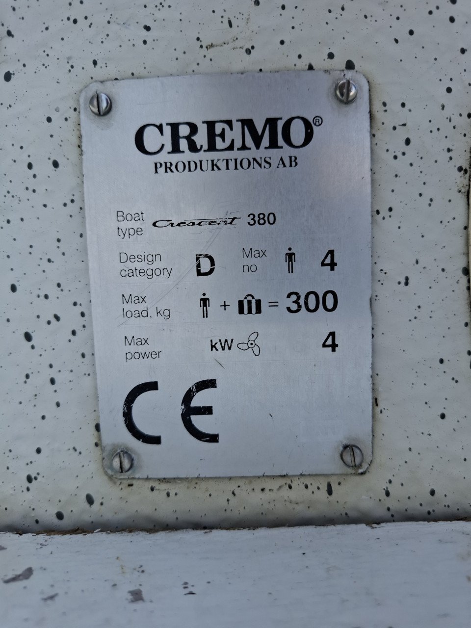Cremo Crescent 380 met Suzuki 6pk 4takt en Kalf trailer