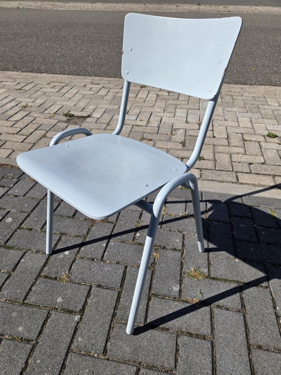 11 Blauwe schoolstoelen