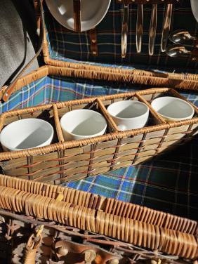 Vintage grote Picknickmand met Servies voor 4 Personen