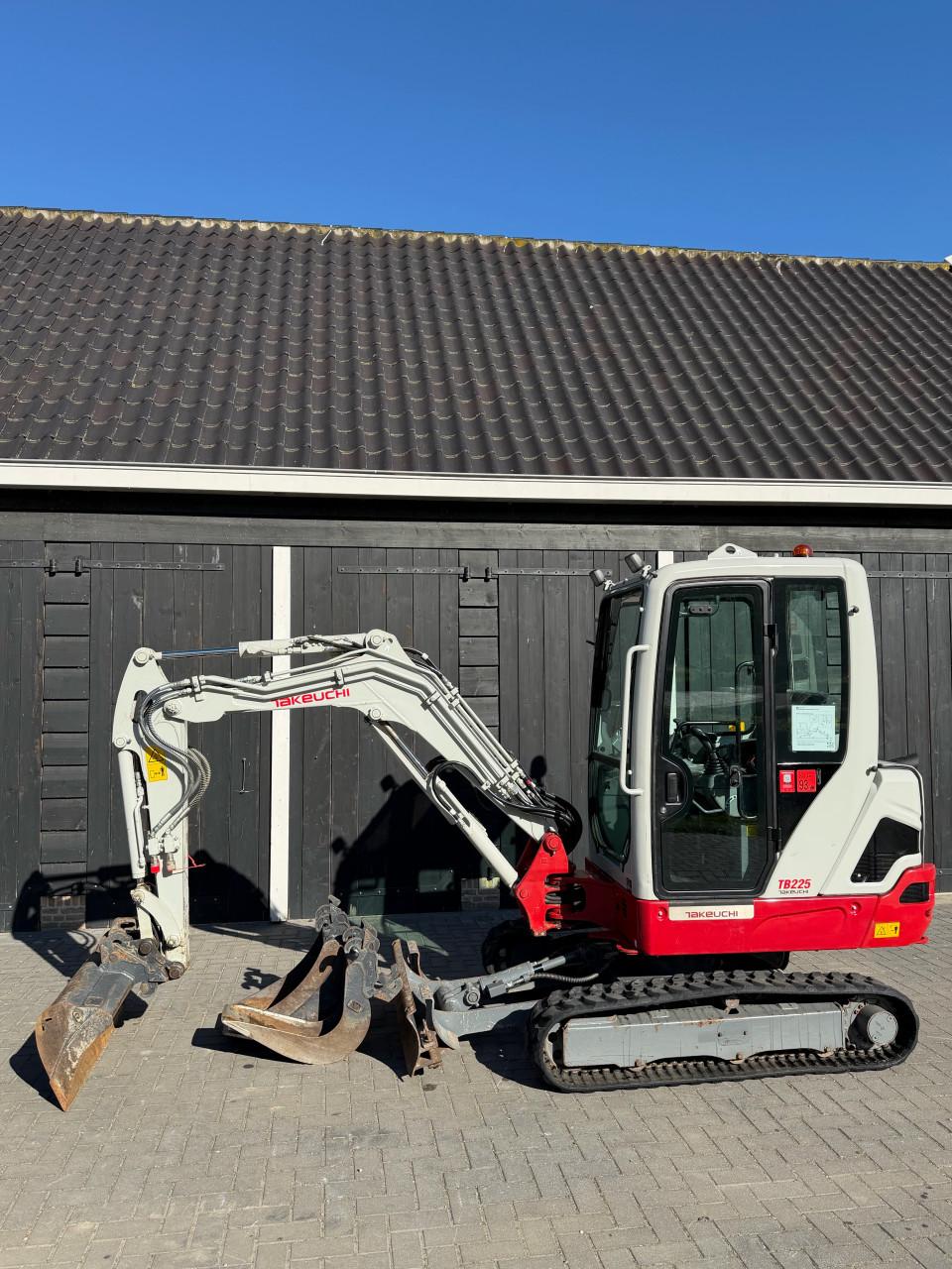 Takeuchi TB225 zo goed als nieuw!!