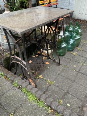 Gietijzeren tafel met hardstenen blad