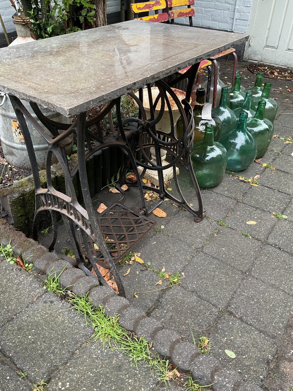 Gietijzeren tafel met hardstenen blad