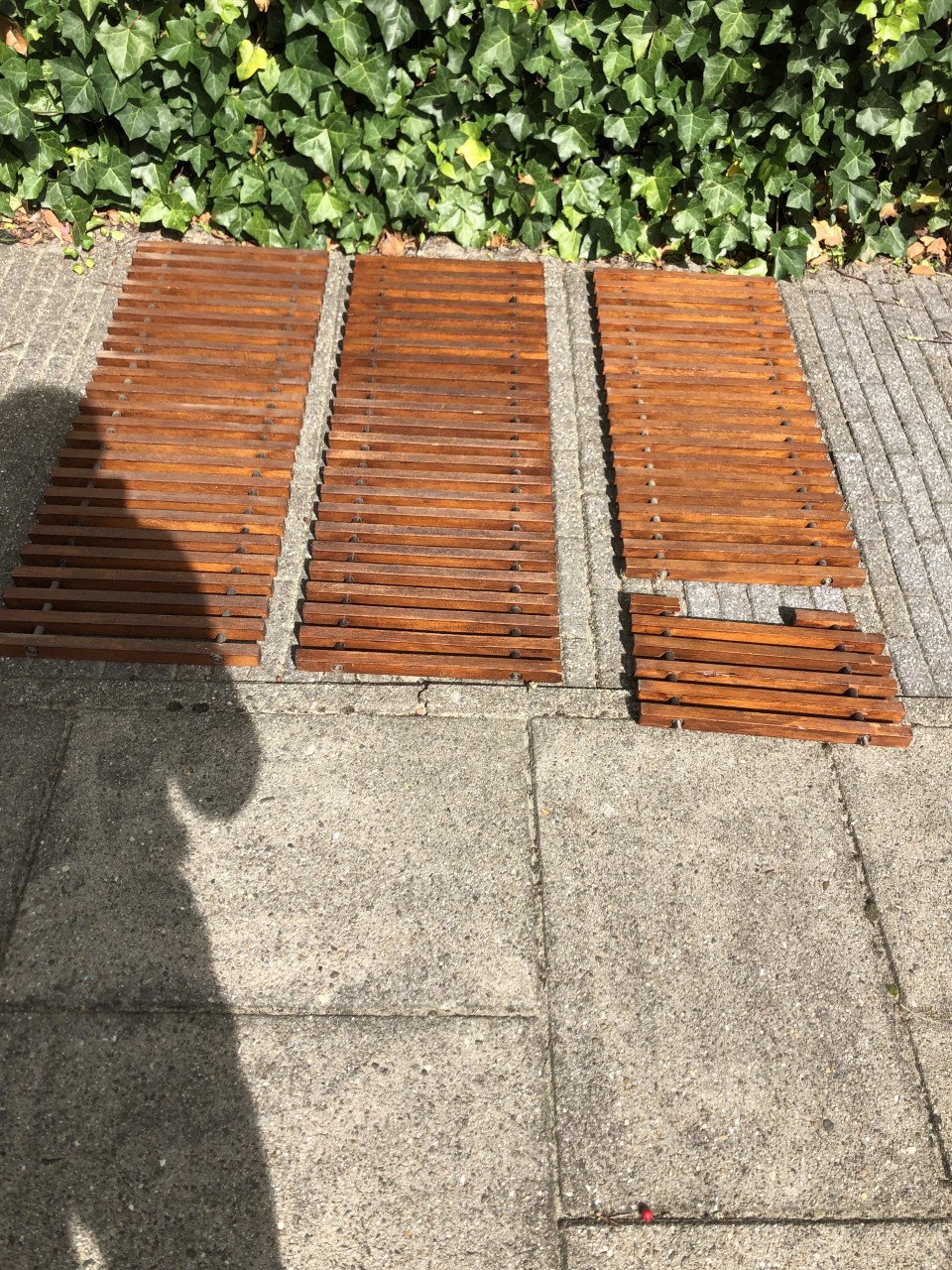 Houten convector rooster teak en raamkozijn meranti