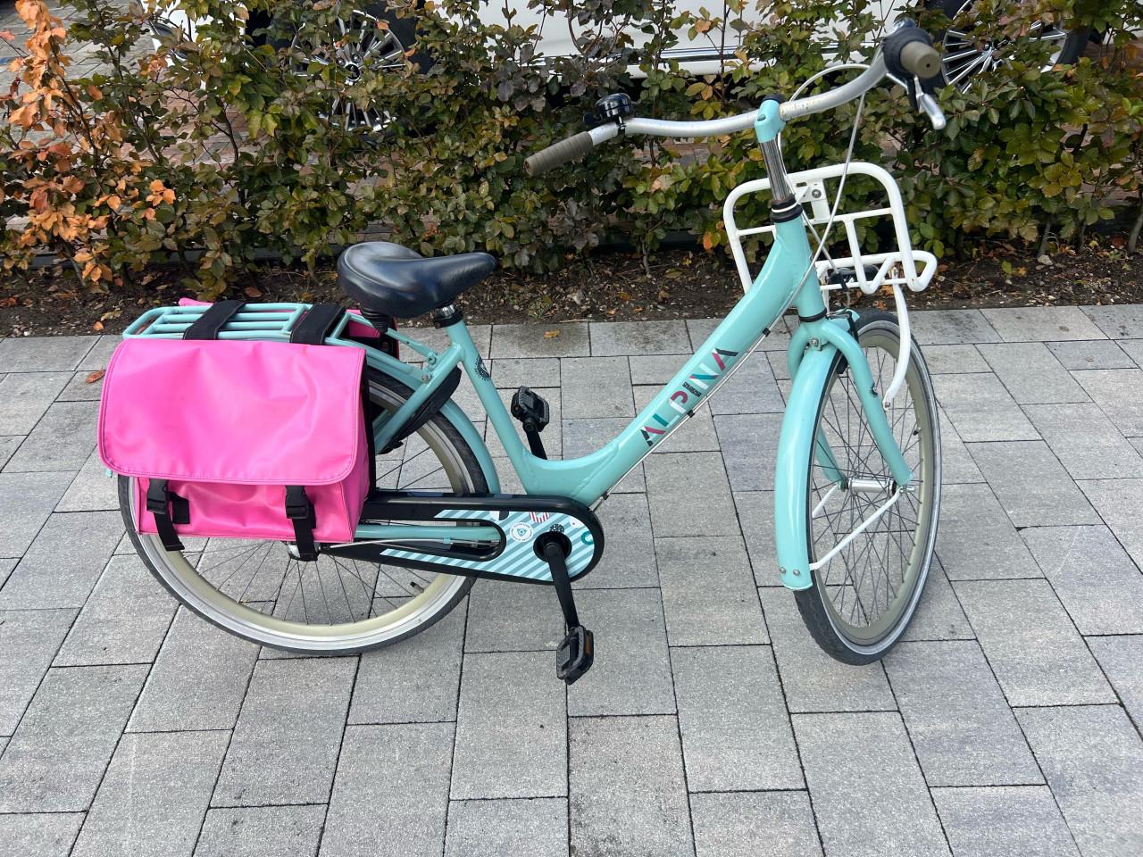 Alpina Kinderfiets 26 inch met voordrager en fietstassen