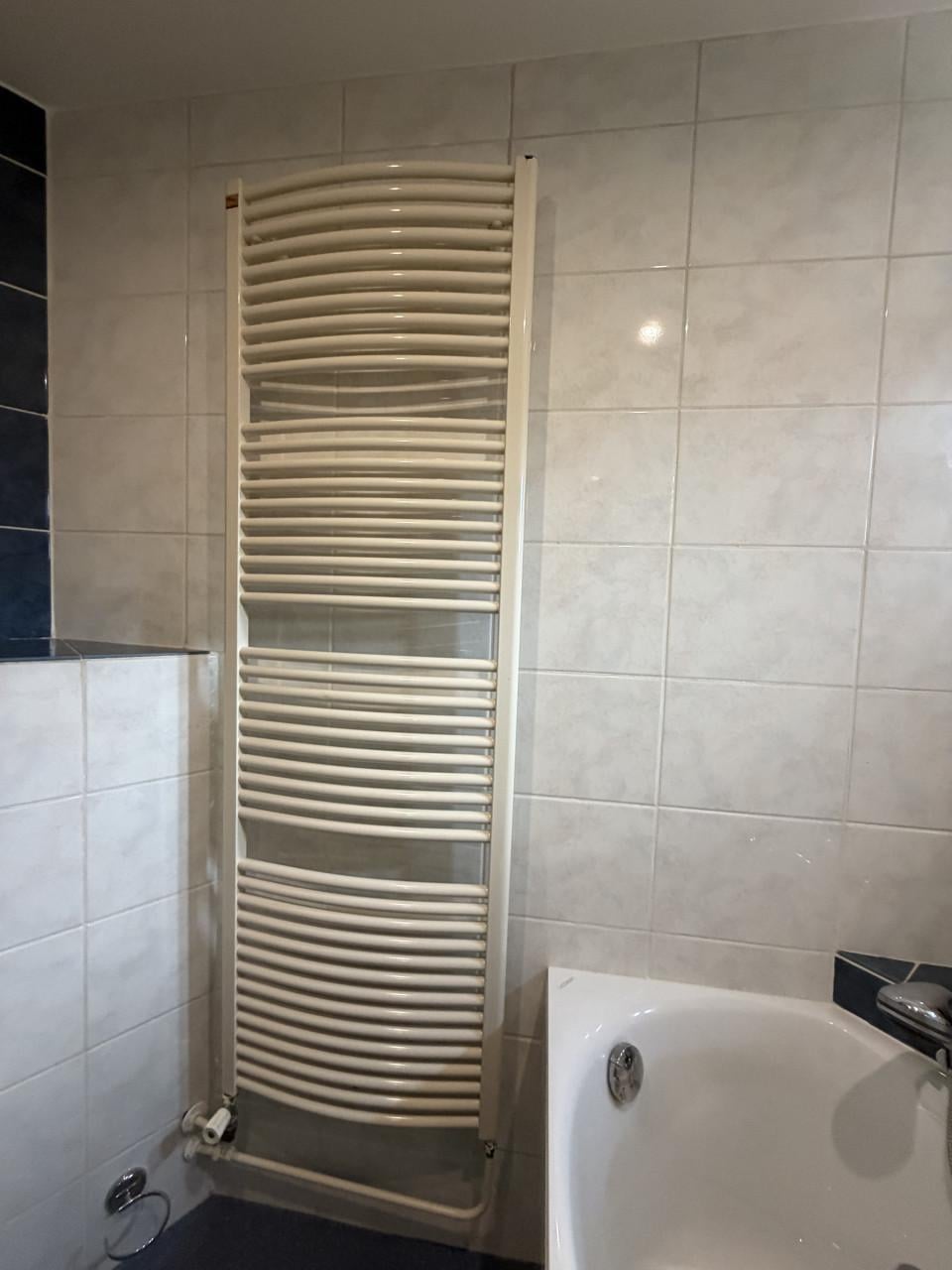 Witte handdoekradiator voor badkamer